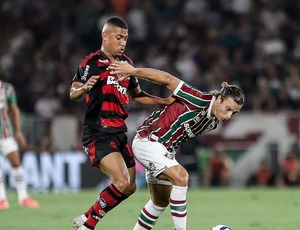 Fluminense aproveita lambanças, vence o Flamengo e atrapalha o rival na liderança