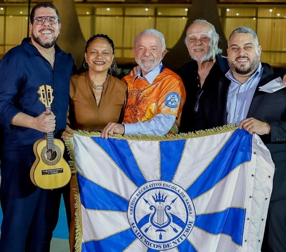 Acadêmicos de Niterói põe Lula na avenida e acende o samba que vive no coração do povo