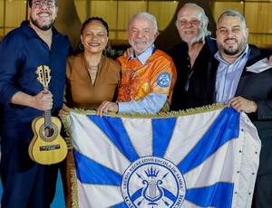 Acadêmicos de Niterói põe Lula na avenida e acende o samba que vive no coração do povo