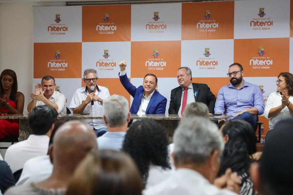 Prefeito Rodrigo Neves sanciona projeto de lei que institui programa Niterói Táxi Novo