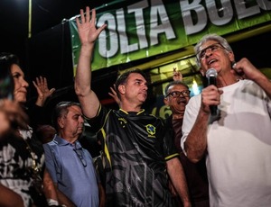 ASSISTA: Homem discursa contra Bolsonaro em vigília após prisão e é agredido pelos crentes Bolsonaristas
