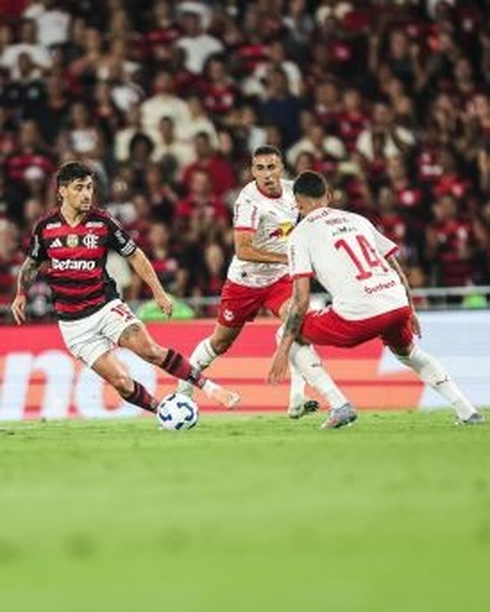 Flamengo vence Bragantino, descola do Palmeiras e coloca a mão na taça