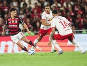 Flamengo vence Bragantino, descola do Palmeiras e coloca a mão na taça