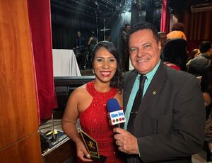 Comunicadora Flávia Abreu conquista Prêmio Resiliência 2025 e faz história no carnaval carioca