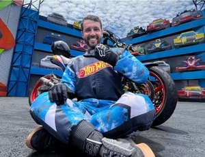 Piloto de moto morre após acidente em show com manobras radicais no Beto Carrero World