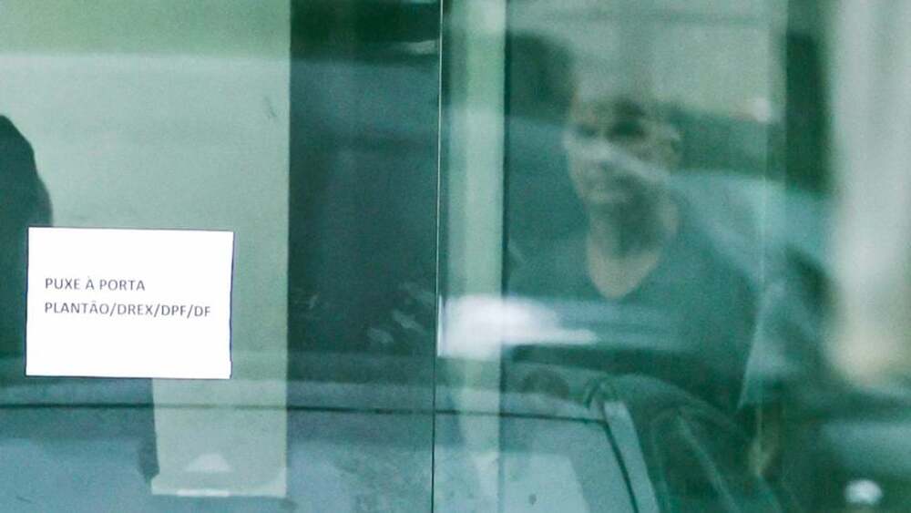 Ferro de solda e tornozeleira: Bolsonaro facilita o trabalho de Moraes e Projeto de Anistia de Crivella passa ser única saída para palanque da oposição