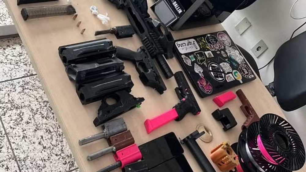 Policiais descobrem fábrica de armas ilegais com impressora 3D enquanto investigavam agressão
