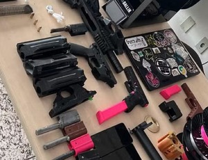 Policiais descobrem fábrica de armas ilegais com impressora 3D enquanto investigavam agressão