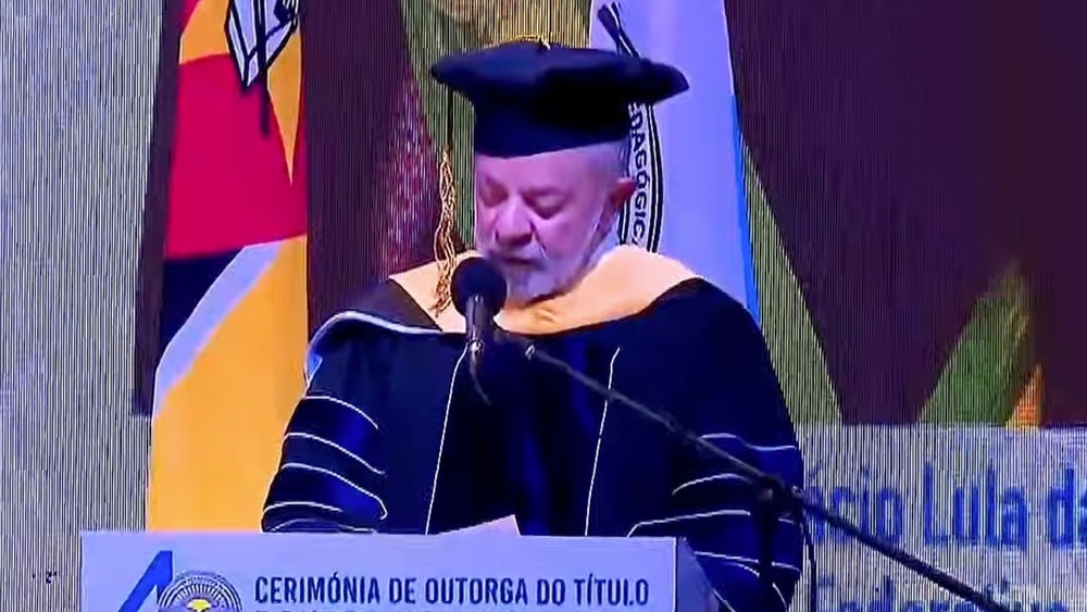 Lula recebe título de Doutor Honoris Causa e chora durante discurso