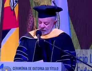 Lula recebe título de Doutor Honoris Causa e chora durante discurso