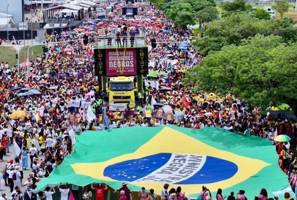 Marcha das Mulheres Negras por Reparação e Bem Viver reúne milhares em Brasília