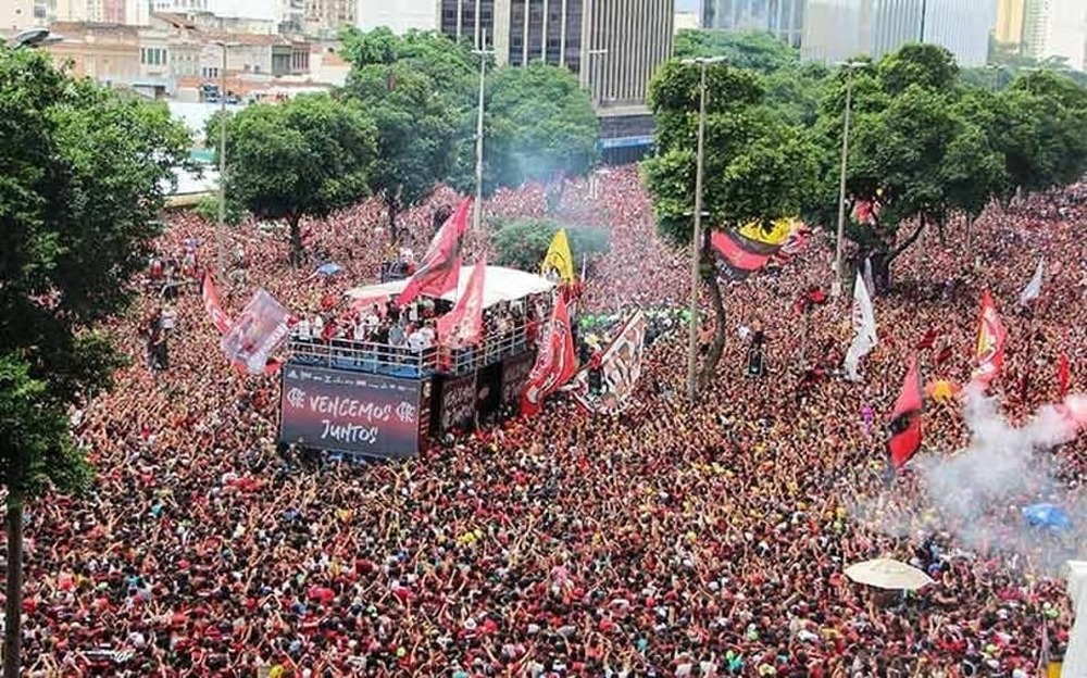500 mil flamenguistas invadem Centro do Rio em festa histórica do tetracampeonato