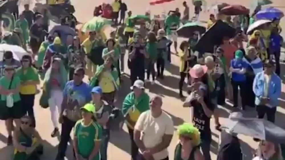 Ato pela anistia de Bolsonaro fracassa e reúne somente 130 pessoas no DF