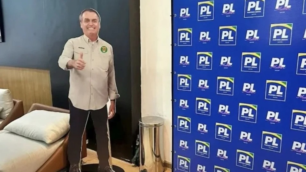 Plano do PL para contornar campanha sem Bolsonaro inclui boneco de papelão e IA