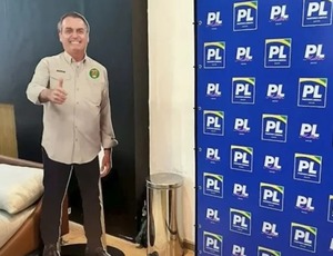 Plano do PL para contornar campanha sem Bolsonaro inclui boneco de papelão e IA