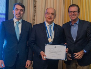 Presidente do TJRJ é condecorado com Medalha San Tiago Dantas  