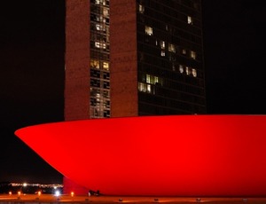 Congresso se ilumina em apoio ao Dezembro Vermelho para a prevenção ao HIV/Aids