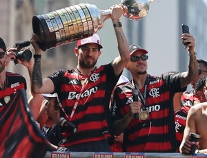 Taça do Flamengo quebra durante festa do título da Libertadores