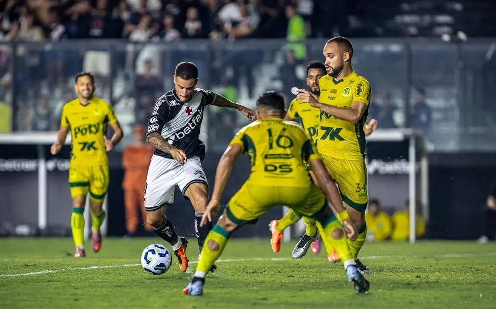 Vasco perde para o Mirassol e se despede de São Januário com derrota no Brasileirão