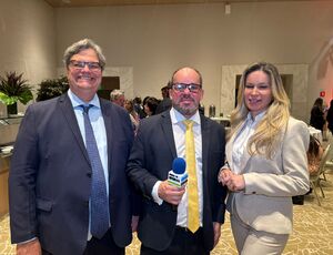 Luís Leão e Michelle Fernandes do Coalizão Rio comemoram encontro histórico da UBAM com centenas de prefeitos que aprovaram carta compromisso para enviar a todos os candidatos a governadores