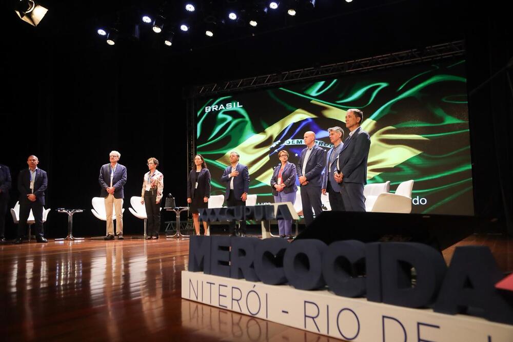 Dezenas de prefeitos de cidades da América Latina visitam o Centro Integrado de Segurança Pública de Niterói