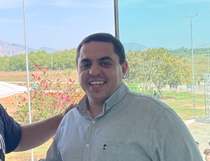 Prisão de Bacellar redesenha o tabuleiro político no Rio e abre espaço inédito para a Baixada Fluminense — com ausência de candidato governista, ganha força o debate sobre novas lideranças; médico nilopolitano Dr. André Esteves surge como nome em observaç