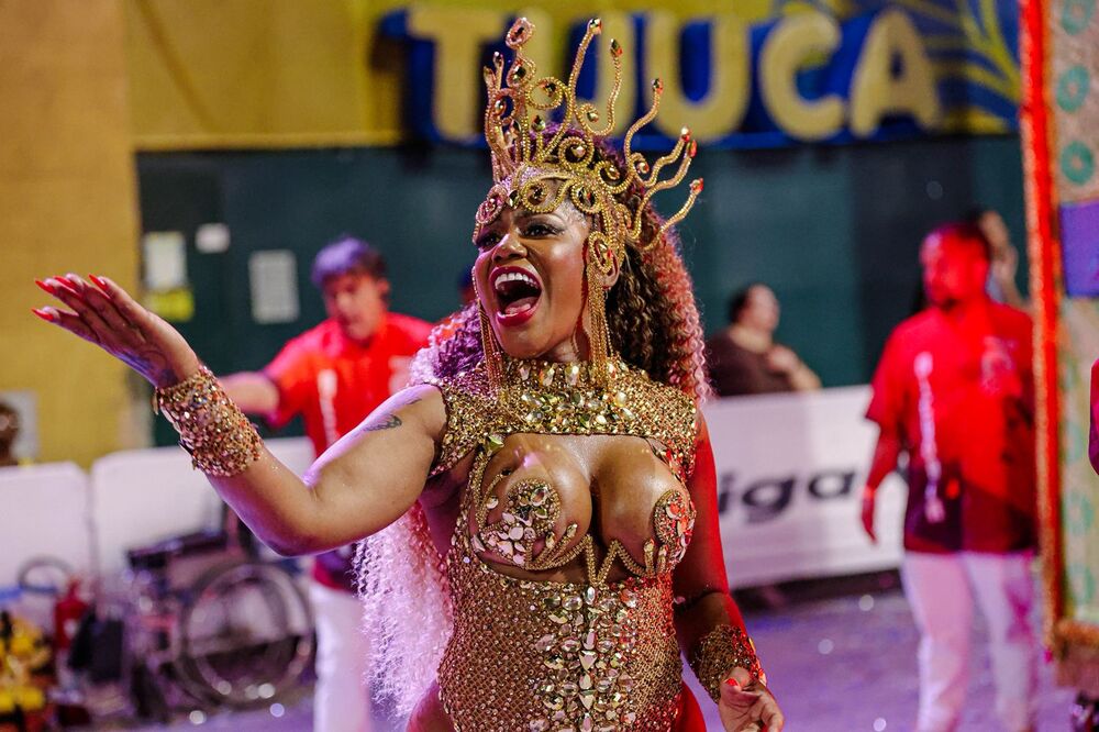 Cinthia Barboza deslumbra em figurino dourado e exalta orgulho da Zona Oeste