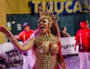 Cinthia Barboza deslumbra em figurino dourado e exalta orgulho da Zona Oeste