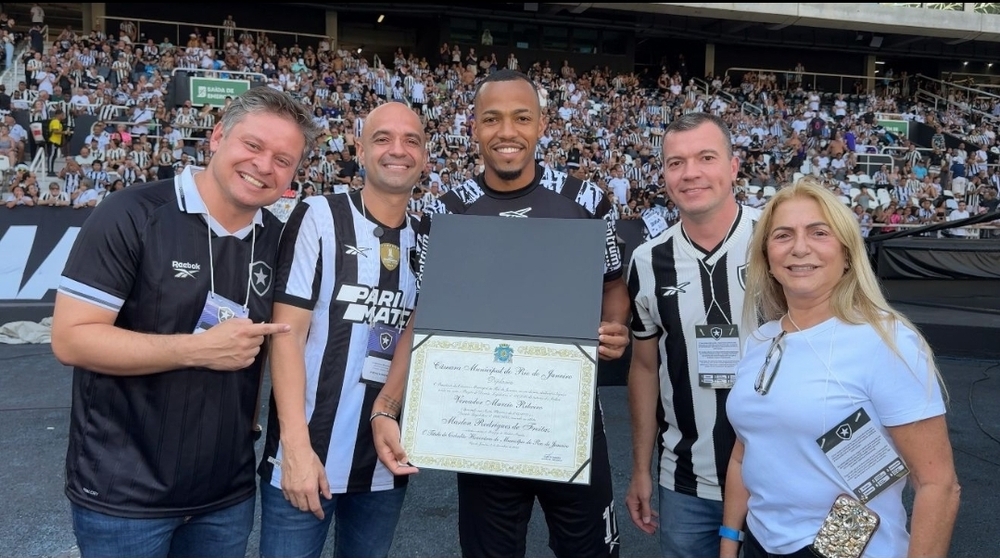 Vereador Marcio Ribeiro realizou a entrega da Medalha de Mérito Pedro Ernesto, a Textor e Thairo Arruda do Botafogo
