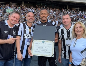 Vereador Marcio Ribeiro realizou a entrega da Medalha de Mérito Pedro Ernesto, a Textor e Thairo Arruda do Botafogo