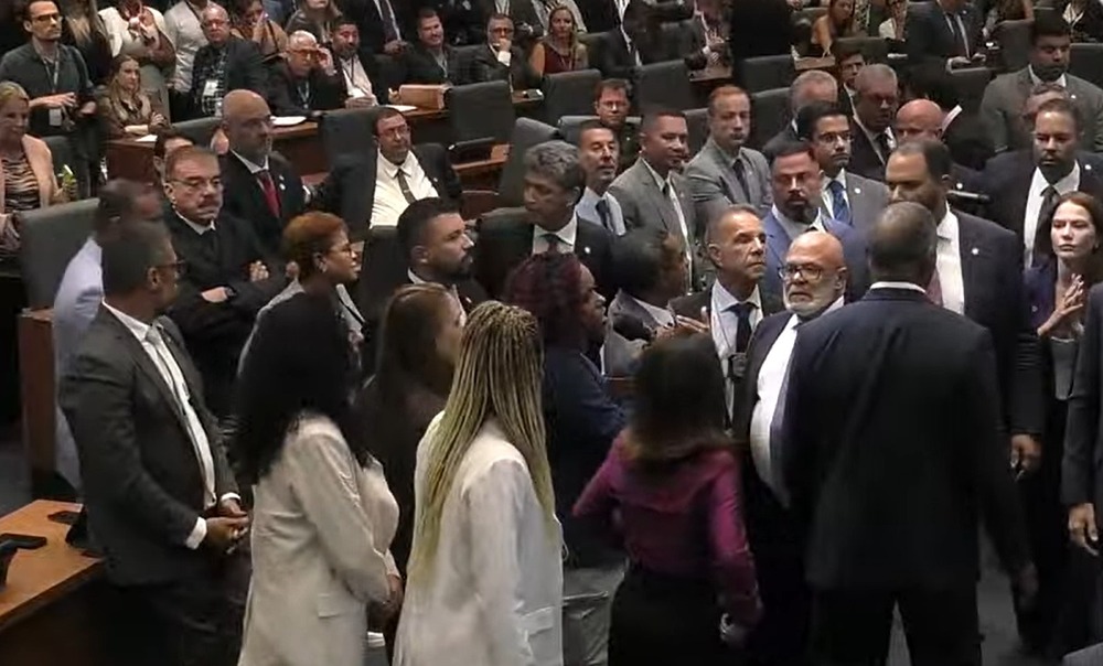 Deputados votam por 42 a 21 pela revogação da prisão do presidente da casa, que agora aguarda decisão de Alexandre de Moraes