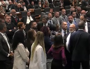 Deputados votam por 42 a 21 pela revogação da prisão do presidente da casa, que agora aguarda decisão de Alexandre de Moraes