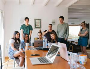 Jovens e o planejamento da aposentadoria: por que o tempo é o maior aliado financeiro?