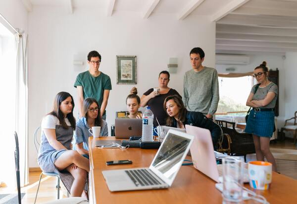 Jovens e o planejamento da aposentadoria: por que o tempo é o maior aliado financeiro?