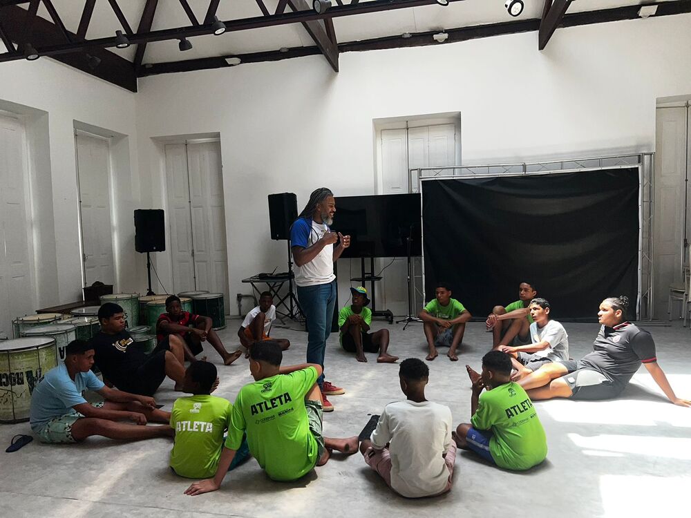 Da rua para a roda: a transformação dos meninos na Casa de Cultura Volta do Mundo e Conexões