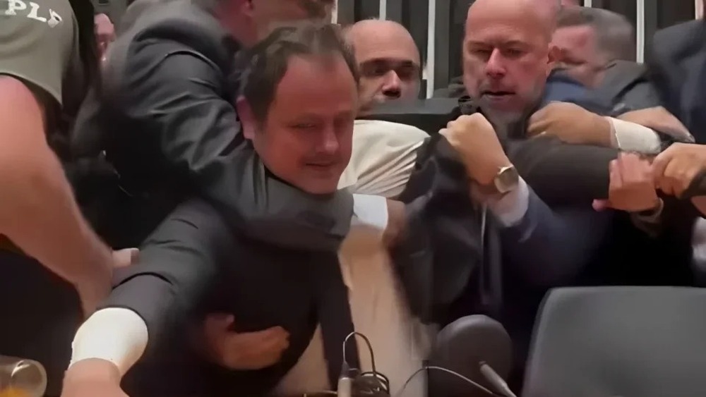 DITADURA NA CÂMARA: Protesto de deputado Glauber Braga interrompido à força