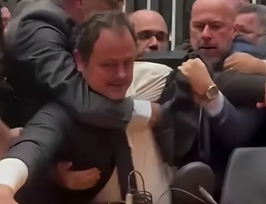 DITADURA NA CÂMARA: Protesto de deputado Glauber Braga interrompido à força