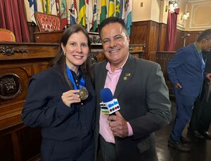 Evelyn Montesano recebe Medalha Leila Diniz em cerimônia na Câmara Municipal de Niterói