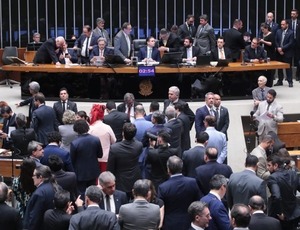 Assista ao vivo: Deputados analisam projeto que reduz penas dos condenados pelo 8 de janeiro; acompanhe