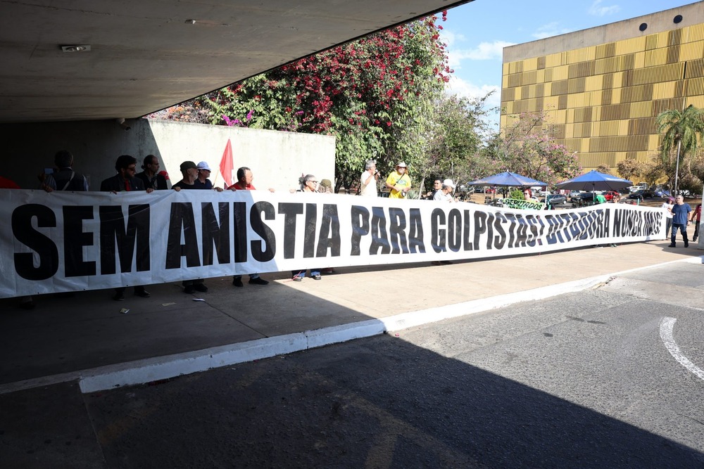 Câmara aprova projeto que reduz penas de Bolsonaro e condenados por tentativa de golpe