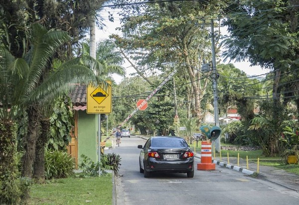 Barricadas disfarçadas: Cancelas em ruas públicas viram instrumento de extorsão com associações fictícias na Barra, Recreio e vargem