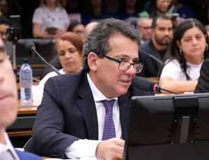 Deputado Ricardo Abrão (União/RJ) tem lei aprovada nº 4109/2025 que altera a lei 14.572 na comissão de saúde da Câmara.