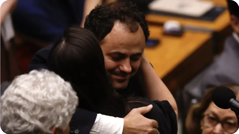 GLAUBER FICA! Deputado é suspenso, mas mantém mandato