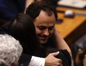 GLAUBER FICA! Deputado é suspenso, mas mantém mandato