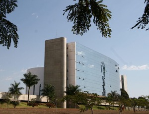 STF suspende parcialmente decisão sobre Lei do Impeachment