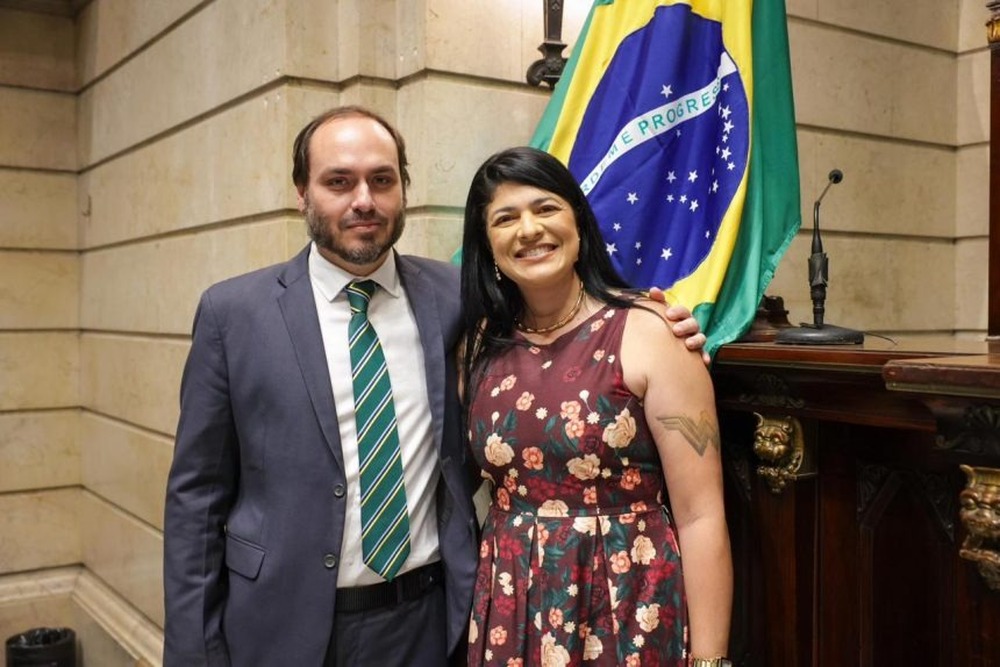 Ex-deputada estadual se prepara para ocupar cadeira deixada pelo filho de Jair Bolsonaro, que disputará o Senado por Santa Catarina