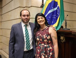 Ex-deputada estadual se prepara para ocupar cadeira deixada pelo filho de Jair Bolsonaro, que disputará o Senado por Santa Catarina