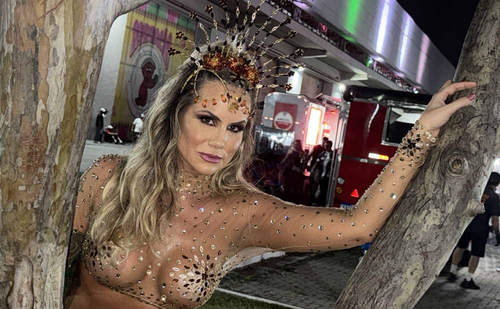 Musa Fitness Isis Camargo traduz potência, luxo e protagonismo em festa dos sambas-enredo do Carnaval de SP 2026