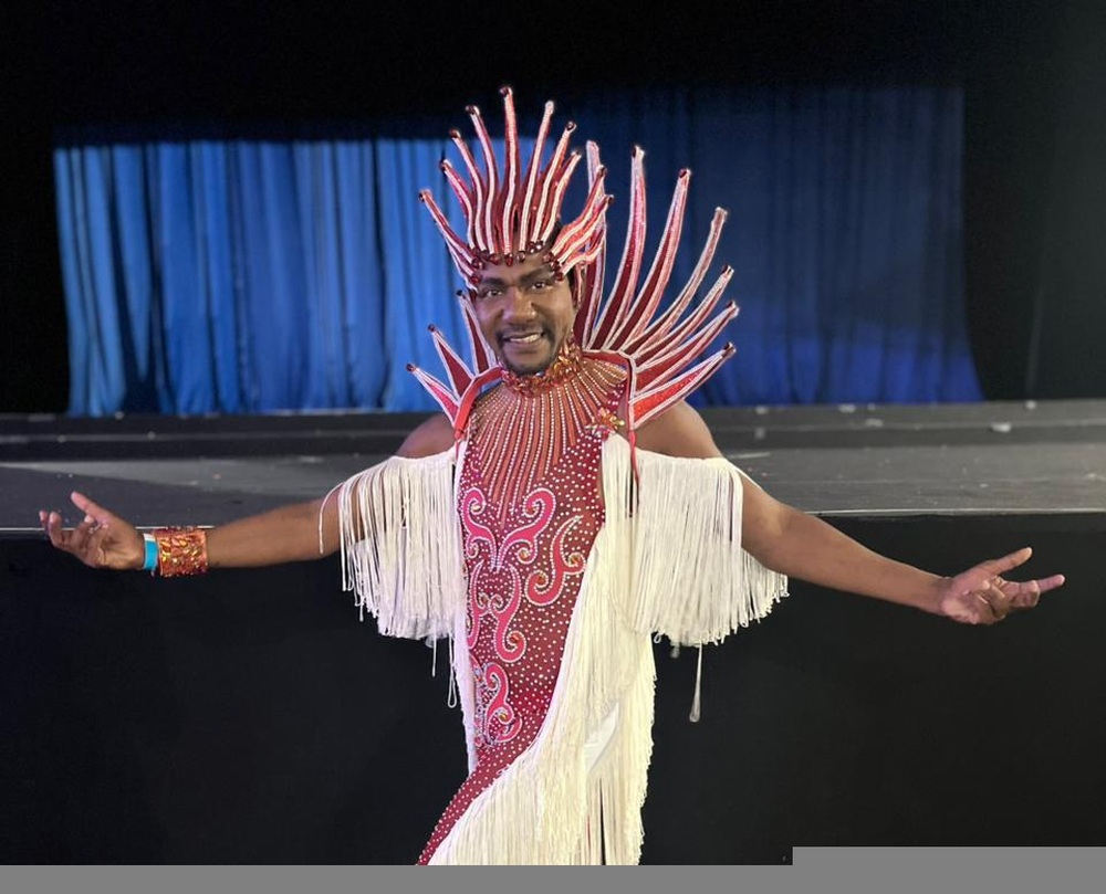 Unidos de Bangu realiza mini desfile na Cidade do Samba com destaque para o muso Igor Almeida.
