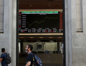 Bolsa sobe 0,99% e volta a superar os 160 mil pontos